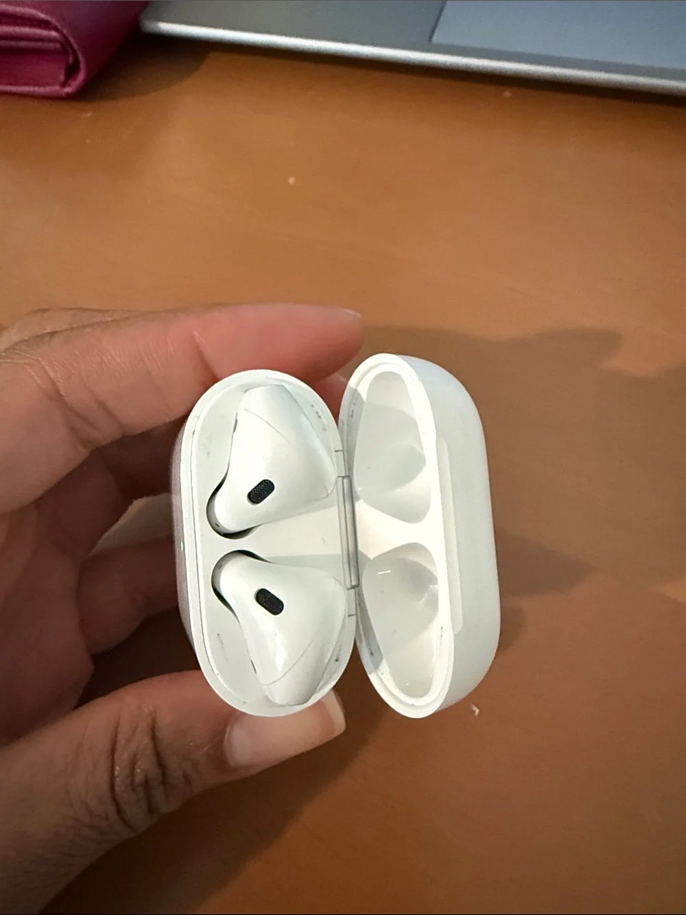 Apple White Wireless Earbuds Charging Case